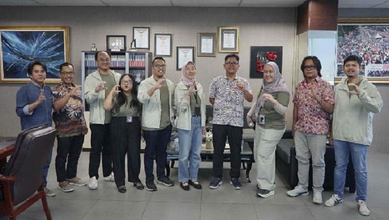 VP Komunikasi Korporat HK Intan Zania (5 kanan) bersama tim HK foto bersama Dirut Riau Pos Ahmad Dardiri (4 kanan) Direktur Firman Agus (2 kanan), Direktur Asmawi Ibrahim (2 kiri) dan Wapem Eka GP.