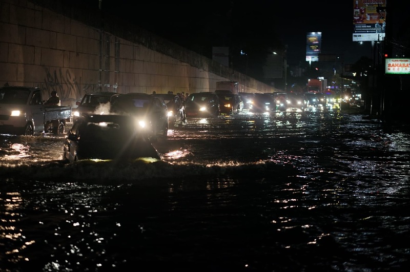 Genangan menutupi badan Jalan HR Soebrantas, Simpang Pasa Pagi Arengka .