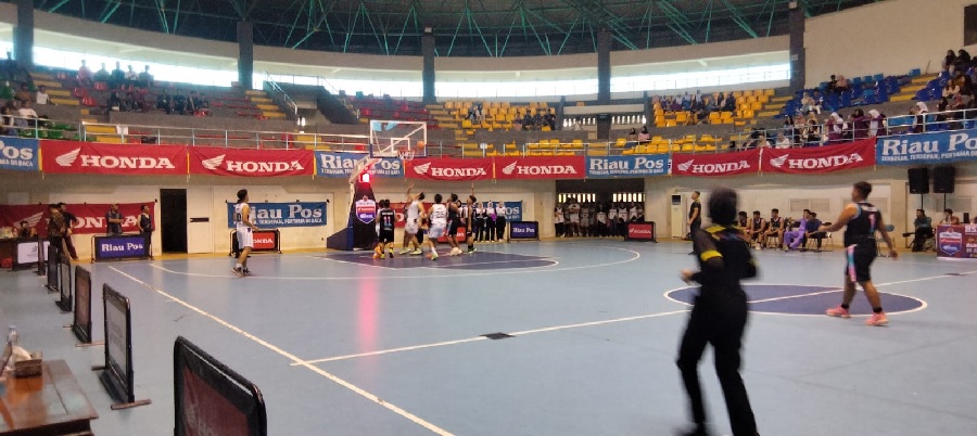 Tim putra SMAN 1 Bangkinang (baju putih) tampil luar biasa dengan kemenangan telak atas SMAN 1 Tambang pada laga semi final Riau Pos HSBL 2025 di Hall A Sport Center Bangkinang,