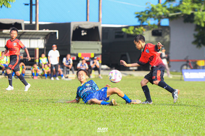 Pemain Dales United Kimiko Alkhalifi  (kiri) menghalangi laju pemain Tunas Negeri dalam laga penyisihan Grup D Piala Suratin Zona Riau 2025 di Lapangan Paskhas TNI AU Pekanbaru, Jumat (1/8/2025)