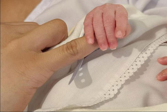 Unggahan Erika Carlina yang membagikan momen jarinya dipegangi bayi laki-laki yang baru dilahirkannya.