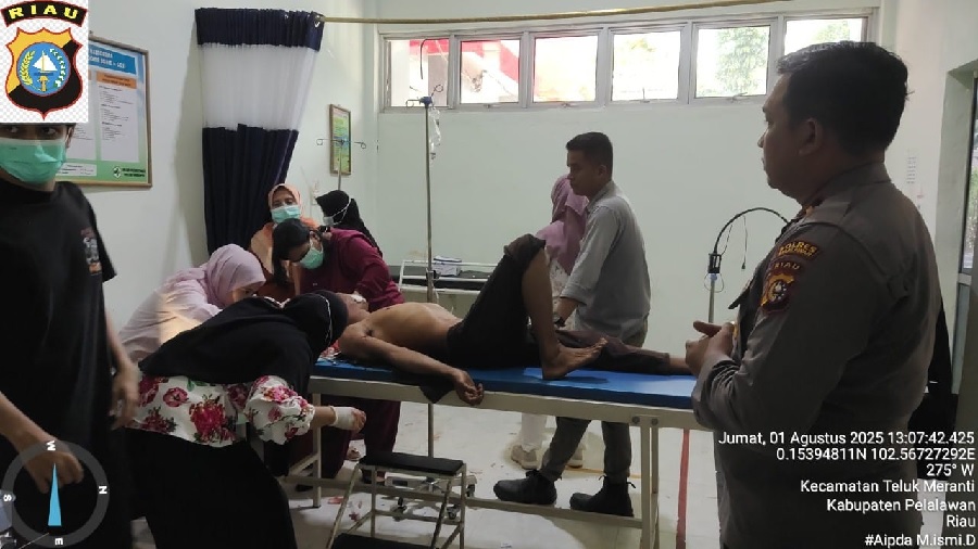 Abdul Susanto, pekerja PT Theo Charles Ertilizer menjalani perawatan medis di Puskesmas Teluk Meranti setelah diserang harimau saat tengah bekerja melakukan penyemprotan gulma di Petak 178 Kanal 9.