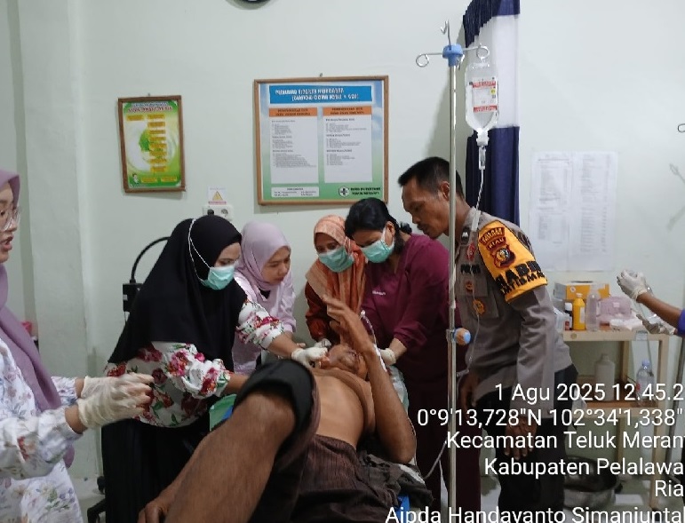 Abdul Susanto, pekerja PT Theo Charles Ertilizer menjalani perawatan medis di Puskesmas Teluk Meranti setelah diserang harimau saat tengah bekerja melakukan penyemprotan gulma di Petak 178 Kanal 9.