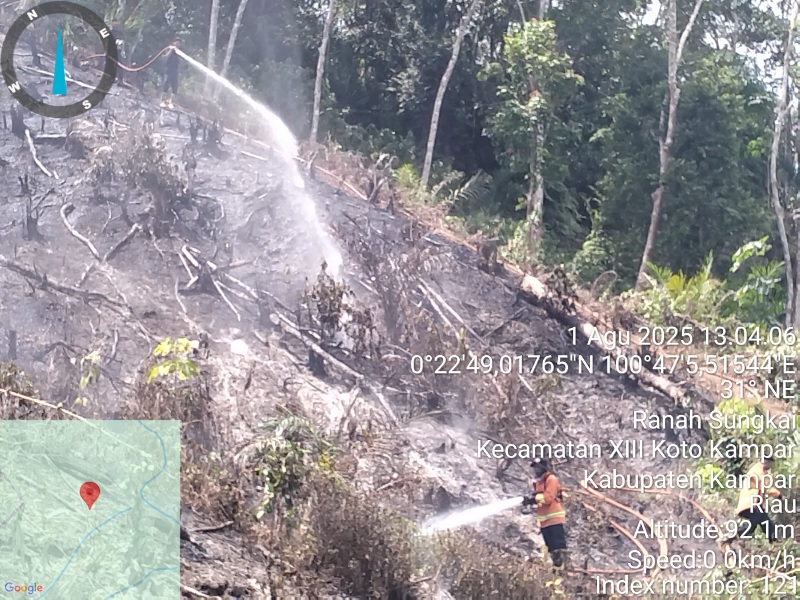 Tim Satgas Gabungan memadamkan api yang membakar lahan di Desa Ranah Sungkai Kecamatan XIII Kotoa Kampar, Kabupaten Kampar, Jumat (1/8/2025).