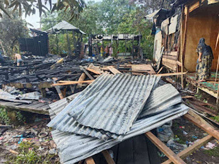Tiga rumah milik warga di Desa Belantaraya, Kecamatan Gaung, Inhil habis terbakar, Jumat (1/8/2025).