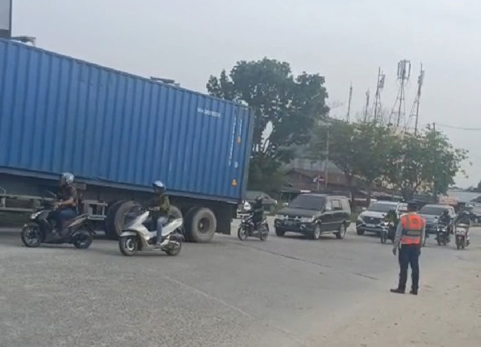 Petugas Dishub Pekanbaru terlihat berjaga di Jalan SM Amin tepatnya di Bundaran Air Hitam, Jumat (1/8/2025).