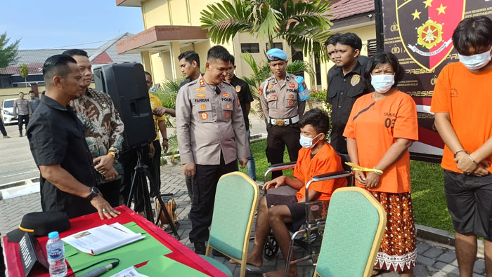 Kapolres Inhu, AKBP Fahrian Saleh Siregar SIK MSI didampingi Kasat Reskrim dan Kasi Humas berbincang dengan tersangka usai konfresnsi pers, Jumat (1/8/2025).