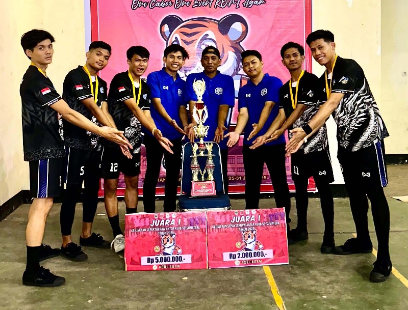 Para pemain dan ofisial SP Lima Naga foto bersama trofi setelah juara di kejuaraan sepaktakraw Sumatera Open 2025 di Lubukbasung, Kabupaten Agam, Sumatera Barat (Sumbar), Kamis (31/7/2025).