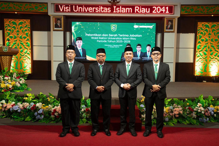 Rektor UIR Assoc Prof Dr Admiral foto bersama dengan WR3  Assoc Prof Dr Ir H Deddy Purnomo Retno, ST, MT, GPA, WR 1 Prof Dr Fathurrahman,SP, MSc, dan WR 2 Assoc Prof Dr Firdaus AR, SE, MSi, Ak CA,QRMP