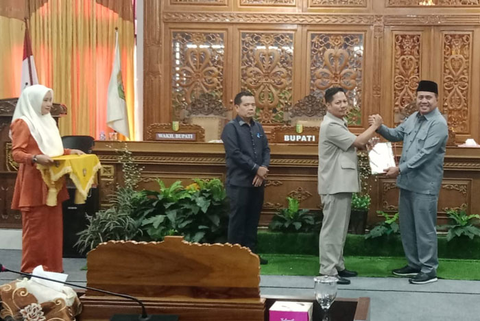 Wabup Kuansing, H Muklisin menyerahkan Ranperda APBD Perubahan 2025 pada Ketua DPRD Kuansing H Juprizal SE MSi, Jumat (1/8/2025) dalam paripurna DPRD Kuansing.