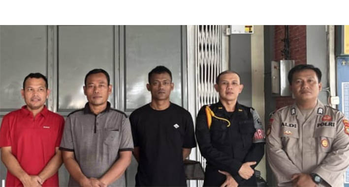 Kepala Rutan Rengat, Ridar Firdaus Ginting (kiri) bersama dua orang Napi penerima amnesti, Sabtu (2/8/2025)