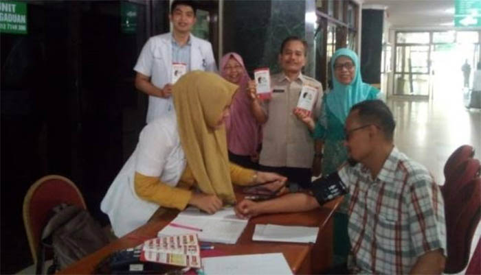 Petugas RSUD Bengkalis saat melayani pasien yang berkunjung untuk cek kesehatan, beberapa waktu lalu