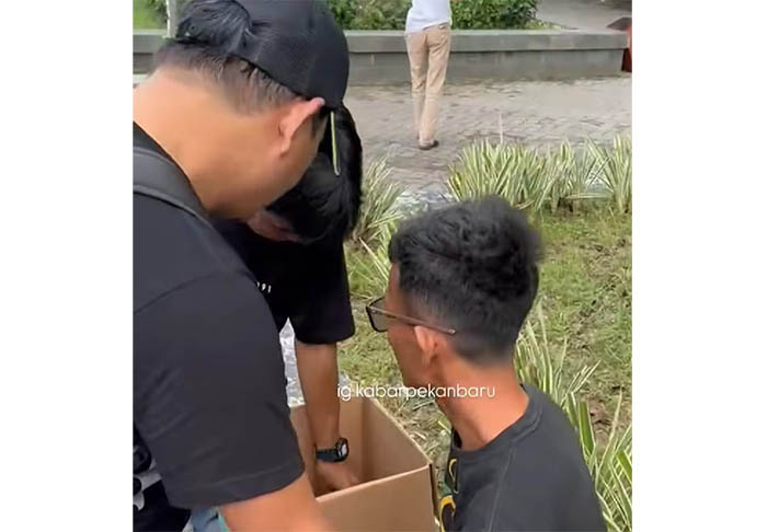 Petugas mengamankan pelaku penjualan satwa dilindungi di kawasan Purna MTQ Jalan Sudirman Pekanbaru, Jumat (1/8/2025).