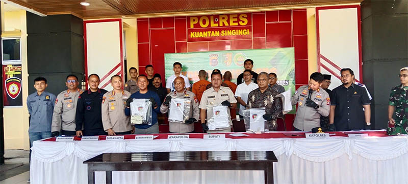 Wakapolda Riau Brigjen Pol Adrianto Jossy Kusumo memberikan penjelasan terkait operasi PETI di Mapolres Kuansing, Sabtu (2/8/2025).