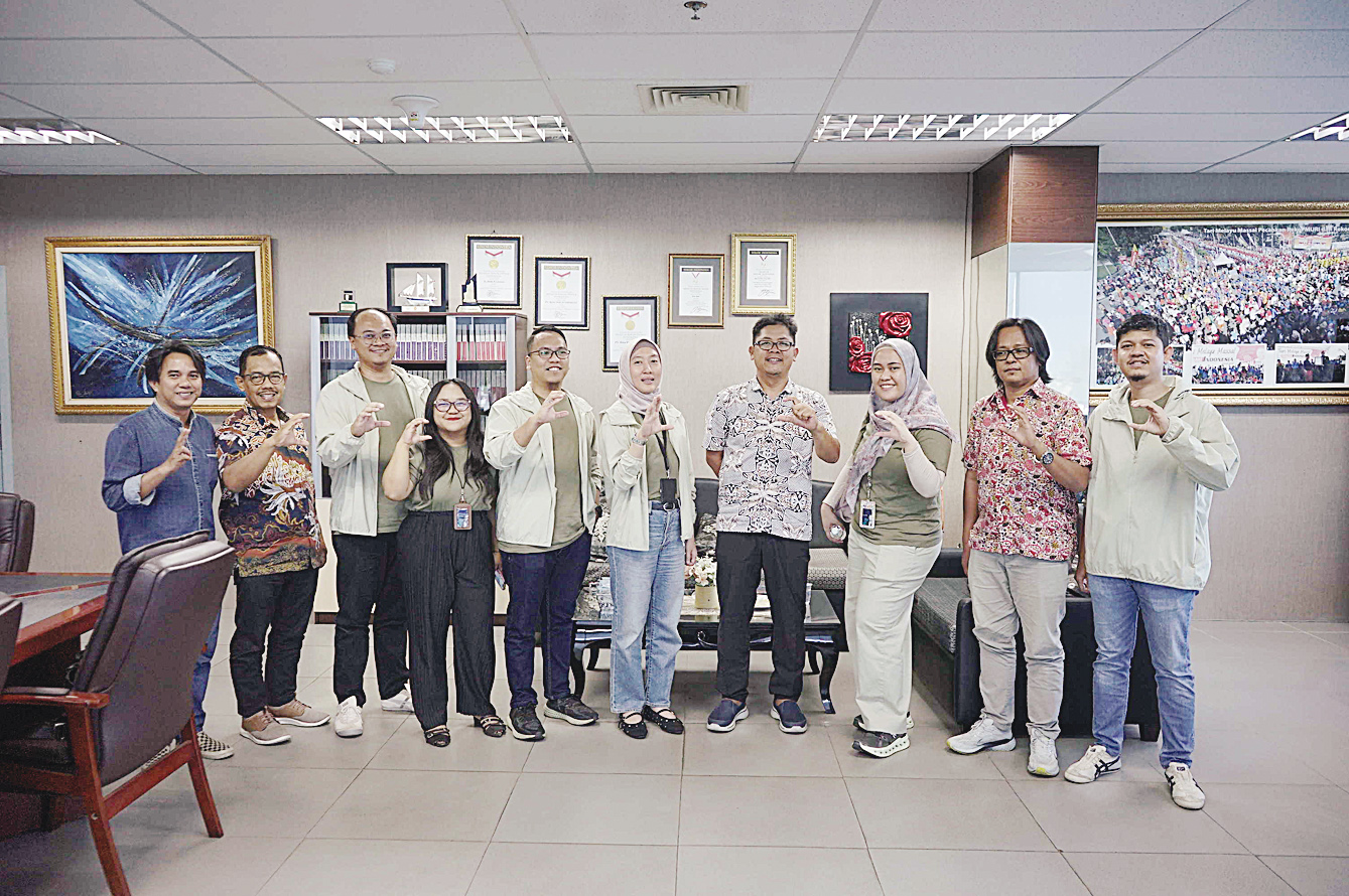 VP Komunikasi Korporat HK Intan Zania (lima kanan), bersama Analyst HK Ahmad Maulana (lima kiri), Officer HK Sepmy Rendra (kanan), Officer HK Yovita Aufa Nabila (tiga kanan), Officer HK Zhafira Rachamadanti (empat kiri), SH KAU HK Muh Novrizal Firdaus M (