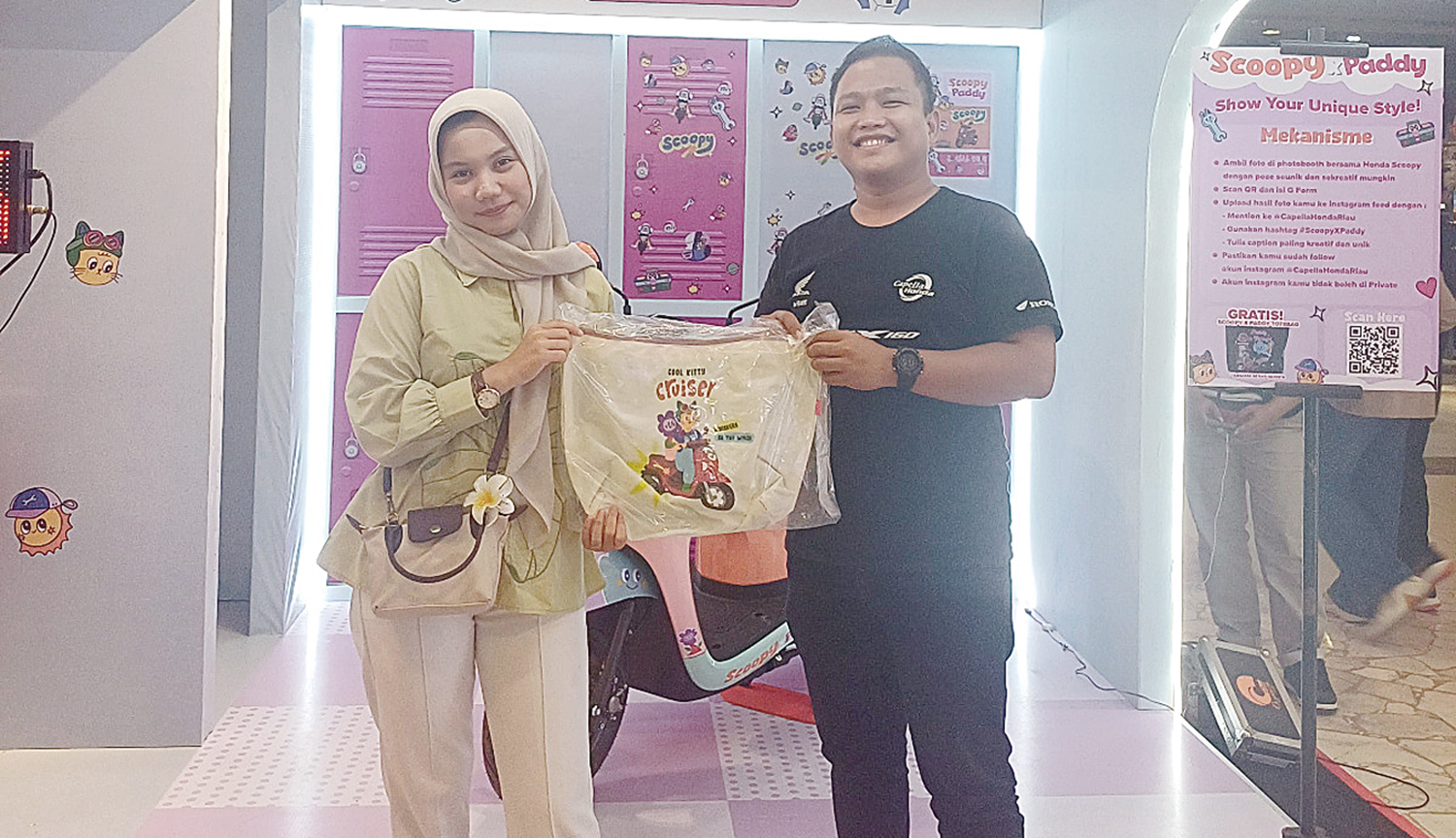 Pengunjung booth Scoopy x Paddy mendapatkan hadiah merchandise eksklusif dari Capella Honda selama pelaksaan iven yang hadir hingga 3 Agustus 2025 mendatang di Mal SKA Pekanbaru.