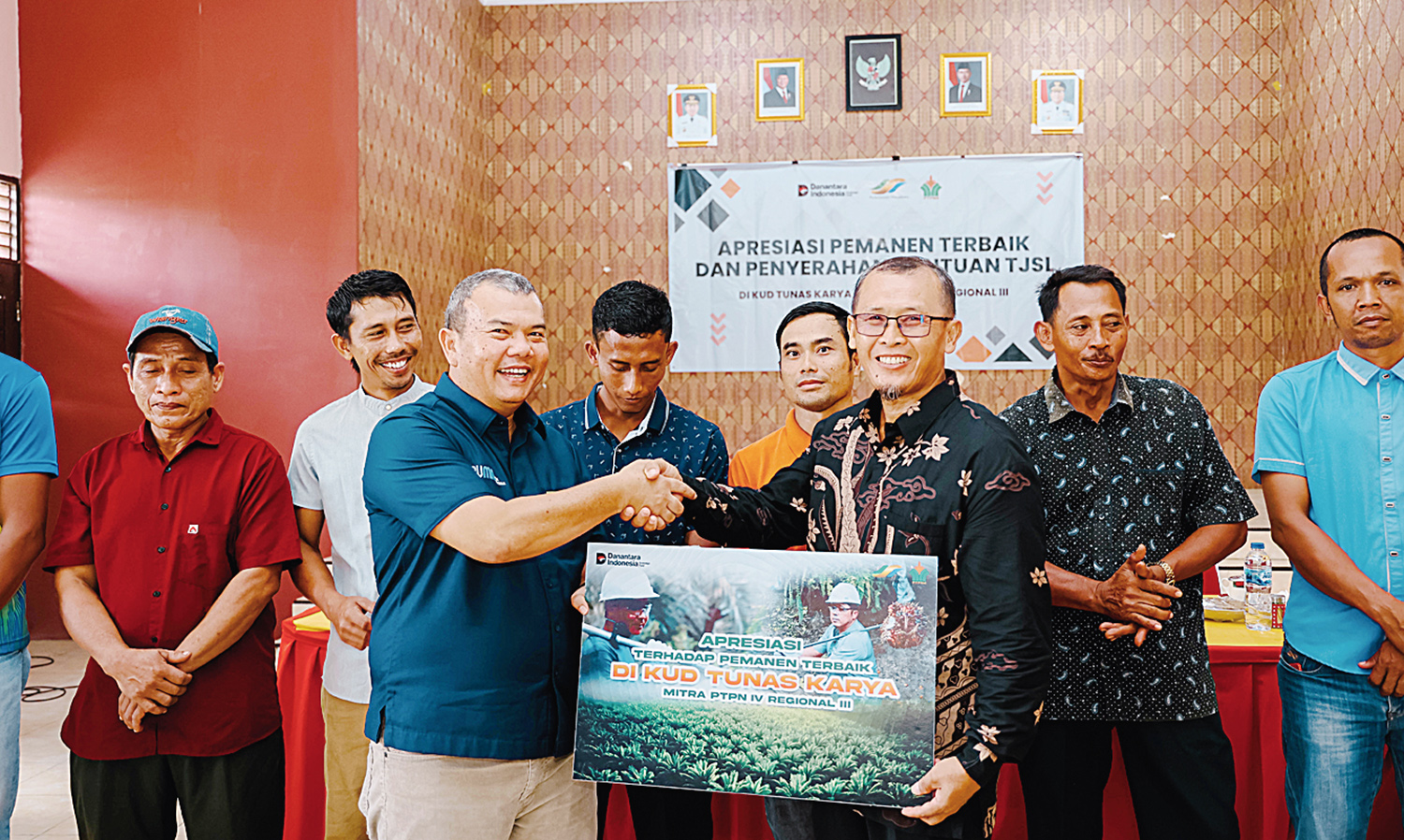 GM Distrik Petani Mitra Ferry P Lubis saat menyerahkan penghargaan kepada petani mitra yang berhasil melaksanakan transformasi berkelanjutan, Jumat (1/8/2025).