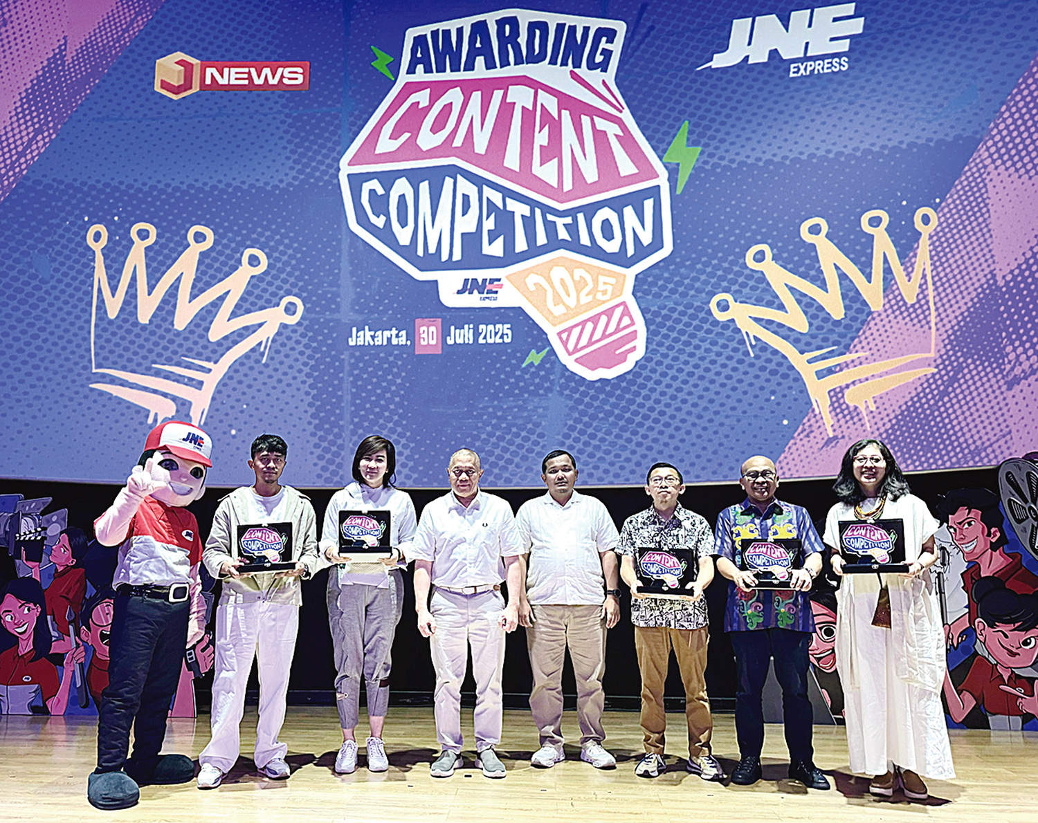 Para pemenang JNE Content Competition 2025 menerima penghargaan dan hadiah dari JNE dalam acara Awarding Content Competition yang berlangsung meriah di CGV FX Sudirman, Jakarta Selatan, belum lama ini
