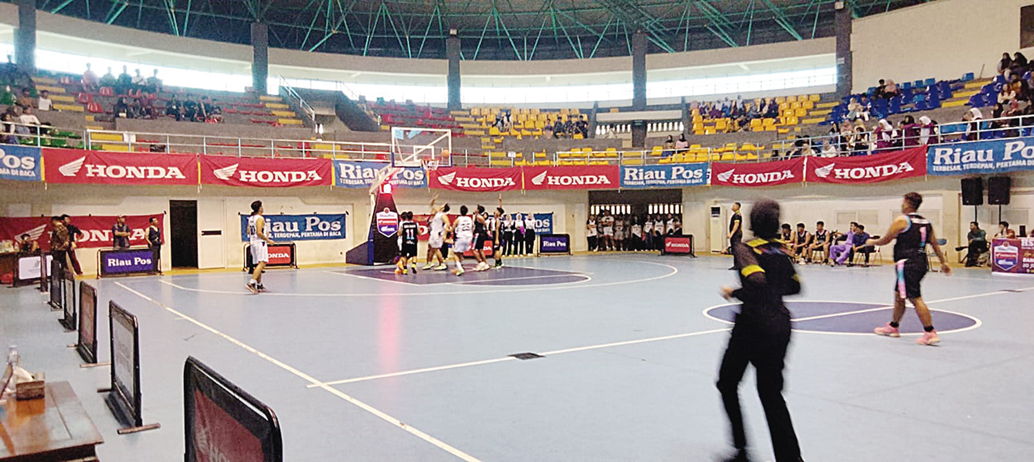 Putra SMAN 1 Bangkinang (baju putih) tampil luar biasa dengan kemenangan telak atas putra SMAN 1 Tambang saat laga semifinal Riau Pos HSBL 2025 di Hall A Sport Center Bangkinang, Jumat (1/8)