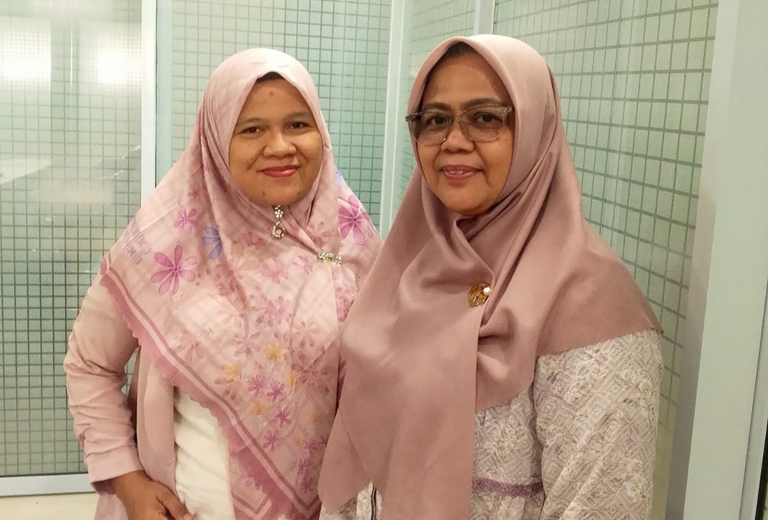 Ketua Prodi AB Program Sarjana (S1) Fisipol UIR Rosmita SSos MSi foto bersama Sekretaris Prodi Ema Fitri Lubis SSos MSi saat bersama menjelaskan Prodi Unggul, Jumat (1/8/2025).