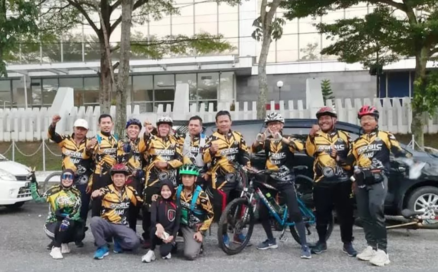 Komunitas Arbic Perawang foto bersama saat mengikuti gowes, beberapa waktu lalu.