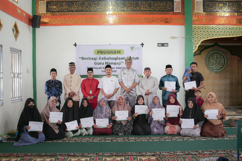 Pimpinan Cabang Dompet Dhuafa Riau Hendi Mardika (tengah) bersama, Lurah Industri Tenayan M. Setya Chandra Wijaya dan Ketua RW 02 Kelurahan Industri Tenayan Syafari foto bersama penerima manfaat.