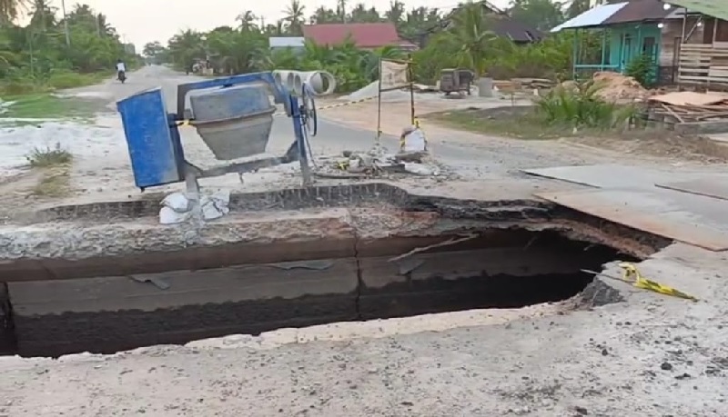 Jalan lintas Dumai-Sungai Pakning tepatnya di Dusun Parit Rodi, Desa Bukitbatu Kecamatan Bukitbatu sampai saat ini belum juga diperbaiki. Padahal kondisinya sangat membahayakan pengguna jalan.