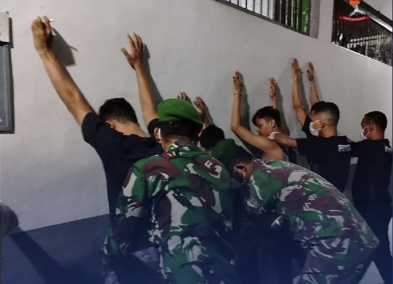 Petugas gabungan dari personel TNI menggeledah tubuh WBP untuk mencari barang terlarang di kamar hunian WBP Lapas Bengkalis, Jumat (1/8/2025) malam.