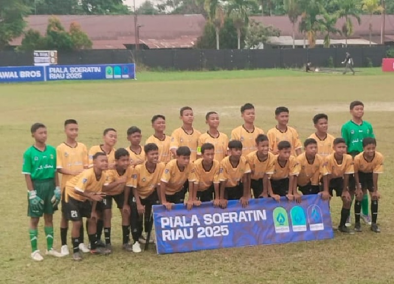 Pemain PS Siak foto bersama sebelum bertanding pada babak penyisihan Grup A Piala Soeratin U-13 di Stadion Unri Pekanbaru, beberapa hari lalu.