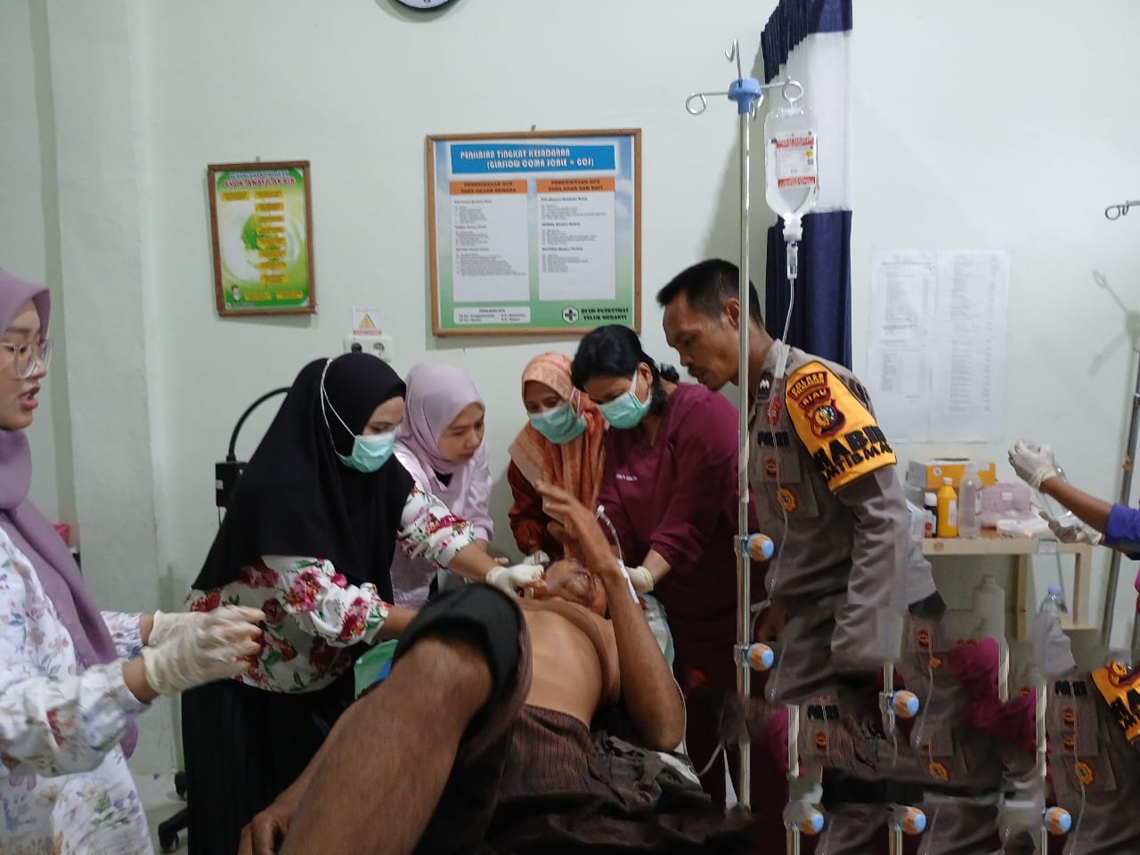 Seorang buruh perawatan akasia PT Theo Charles Ertilizer, Abdul Susanto (40), saat dirawat di Puskesmas Teluk Meranti setelah diterkam harimau di areal tanaman akasia di Merawang, Kecamatan Teluk Mera