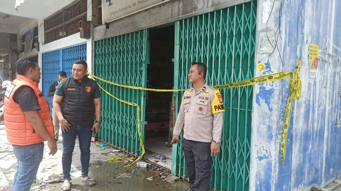 Kapolsek Bukit Raya Pekanbaru, Kompol David Ricardo (tengah) saat berada di lokasi kebakaran di Jalan Tuanku Tambusai, Kelurahan Wonorejo, Kecamatan Marpoyan Damai, Ahad (3/8/2025).