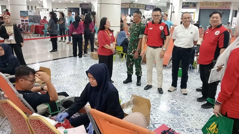 Ketua IKTS Pekanbaru Tohan (tengah) bersama Ketua IKPI Cabang Pekanbaru, Rubialam Sitorus Pane (kiri), dan Sekretaris Dinas Sosial Provinsi Riau Supriyadi (baju putih) kunjungi peserta donor darah.
