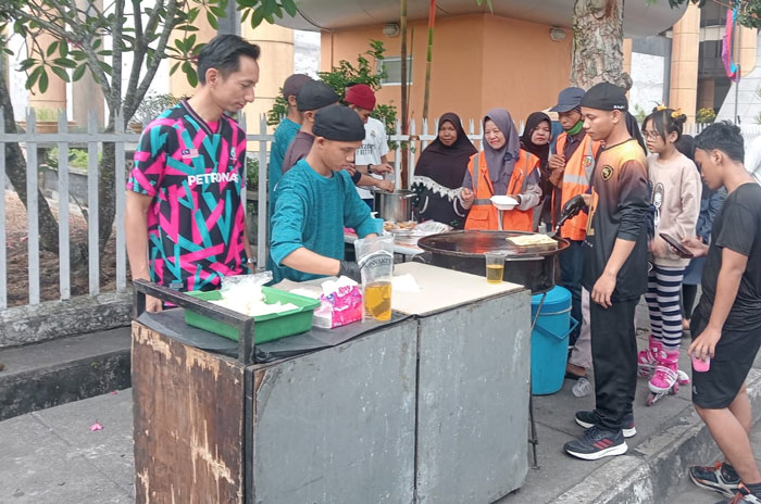 Konsul Malaysia di Pekanbaru, Mohammed Hosnie Shahiran bin Ismail (kiri) menyaksikan proses pembuatan kuliner khas Malaysia yaitu roti canai Malaysia yang diberikan secara gratis kepada pengunjung CFD