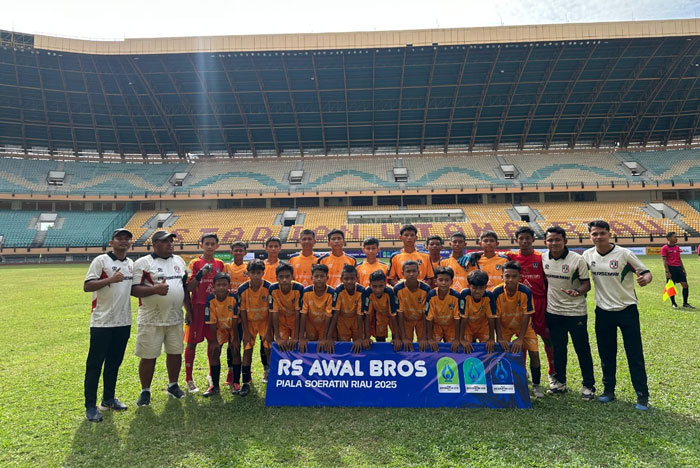 Pemain, pelatih, dan ofisial Persemai Kota Dumai foto bersama sebelum bertanding melawan Persires Inhu dalam laga Babak 8 Besar Piala Soeratin U-13 Zona Riau di Stadion Utama Riau, Pekanbaru