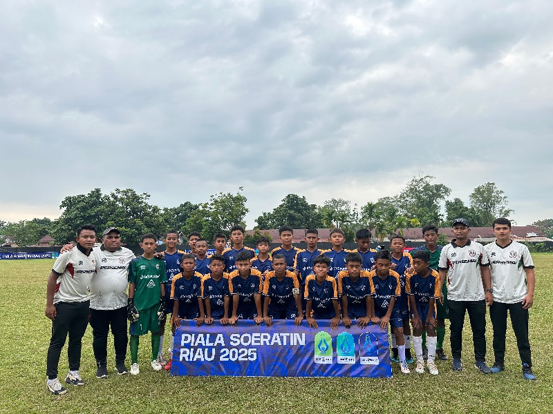 Pemain Persemai Dumai foto bersama sebelum bertanding pada babak penyisihan Grup A Piala Soeratin U-13 di Stadion Unri Pekanbaru, beberapa hari lalu.