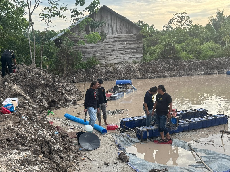 Polres Kuansing mengamankan tiga tersangka PETI di Kelurahan Simpang Tiga Kecamatan Kuantan Tengah, Ahad (3/8/2025) sore.