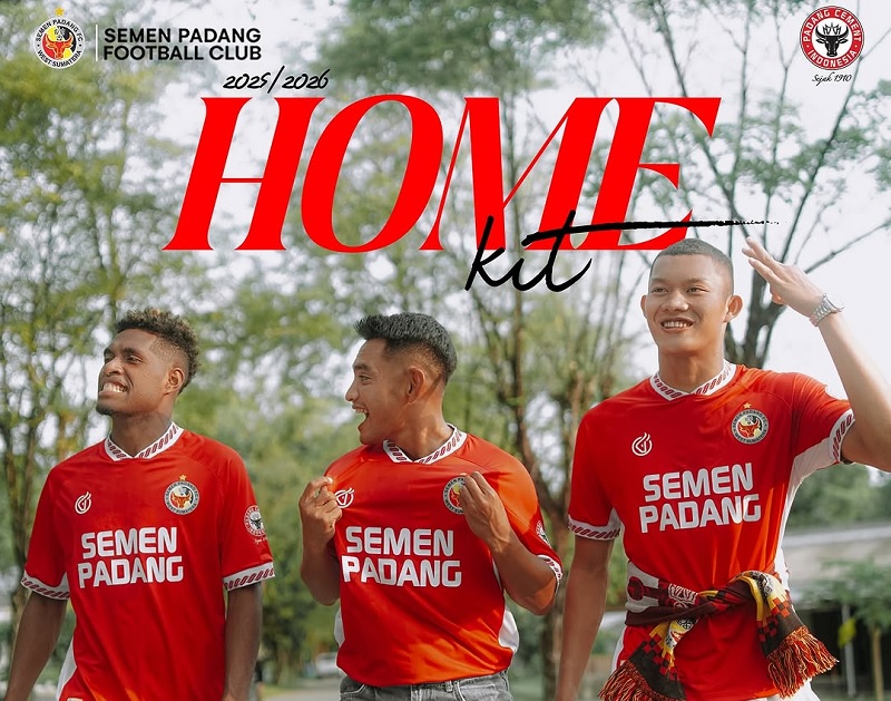 Pemain Semen Padang dengan jersey kandang baru yang penuh sarat makna menghadapi Super League 2025/2026.