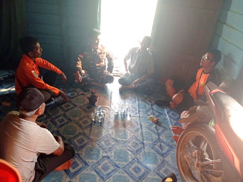 Personel SAR Bagansiapiapi dan tim gabungan menjumpai kerabat korban menyampaikan perihal penghentian operasi pencarian korban, baru-baru ini.