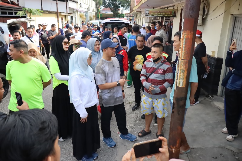 Wako Pekanbaru Agung Nugroho datang ke RS Bhayangkara menemui keluarga korban kebakaran yang menewaskan satu keluarga, Ahad (3/8/2025).