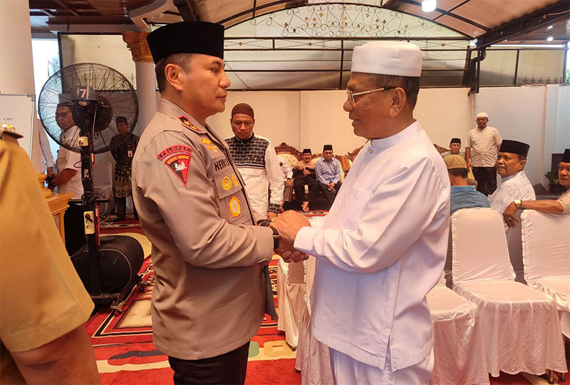 Kapolda Riau Irjen Pol Herry Heryawan bersalaman dengan Bupati Rohil H Bistamam dan mengucapkan turut berduka cita saat melayat, Senin (4/8/2025).