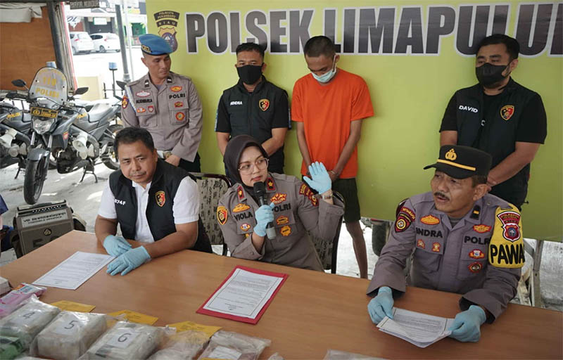 Kapolsek Limapuluh Kompol Viola Dwi Anggreni memberi keterangan saat ekspos ungkap kasus narkotika di Mapolsek Limapuluh, Senin (4/8/2025).