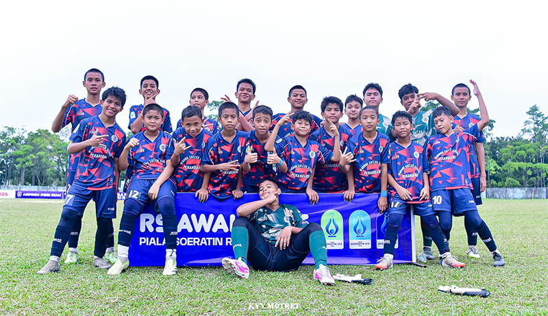 Pemain Wahana FC foto bersama usai penyisihan grup Piala Soeratin U-13 Zona Riau di Stadion Unri Pekanbaru, beberapa hari lalu.