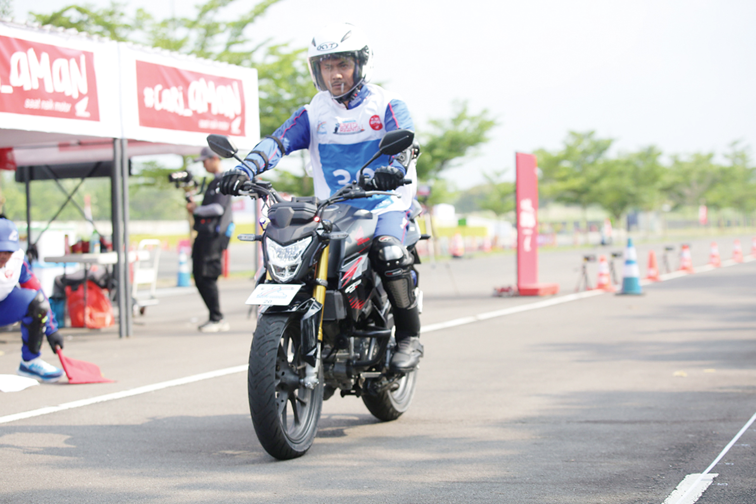 Instruktur Safety Riding PT CDN Riau Rama Dhandyano menunjukkan teknik pengereman yang benar sebagai bentuk edukasi generasi cari aman kepada masyarakat, belum lama ini.