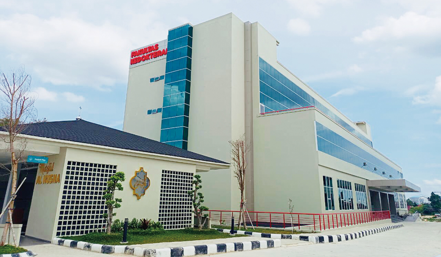 Fakultas Kedokteran Universitas Awal Bros berdiri megah di Jalan Hang Tuah Pekanbaru. Foto diambil belum lama ini.