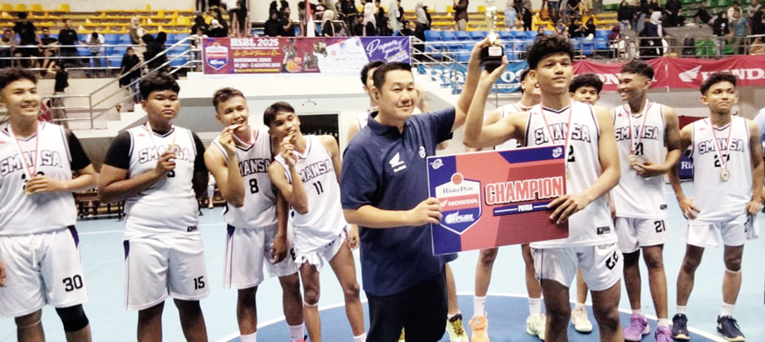 Promotion Selection PT Capella Dinamik Nusantara Haryanto Budhiman  memberi hadiah kepada Tim putra SMAN 1 Bangkinang Champion Riau Pos-Honda Student Basketball League (HSBL) 2025 Series IV Bangkinang di Hall A Sport Center Bangkinang, Sabtu (2/8/2025).