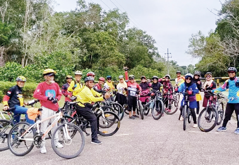 Anggota Kospec Duri foto bersama saat melakukan gowes, beberapa waktu lalu.