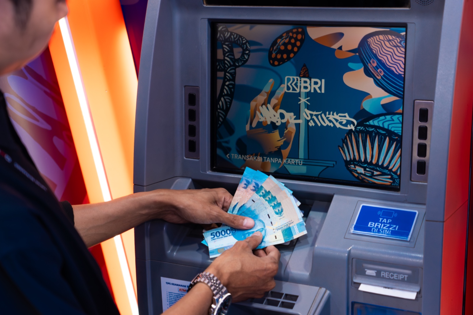Nasabah BRI melakukan transaksi di ATM BRI