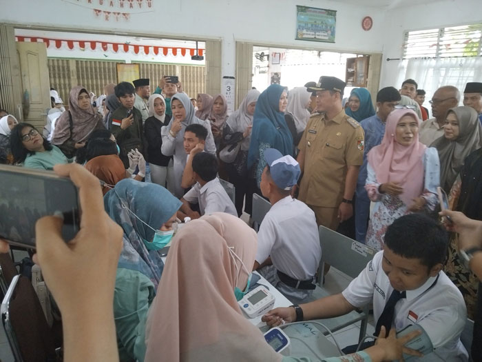 Wako Pekanbaru Agung Nugroho saat mengunjungi kegiatan Pemeriksaan Kesehatan Gratis (PKG) di SMAN 2 Pekanbaru, Senin (4/8/2025).