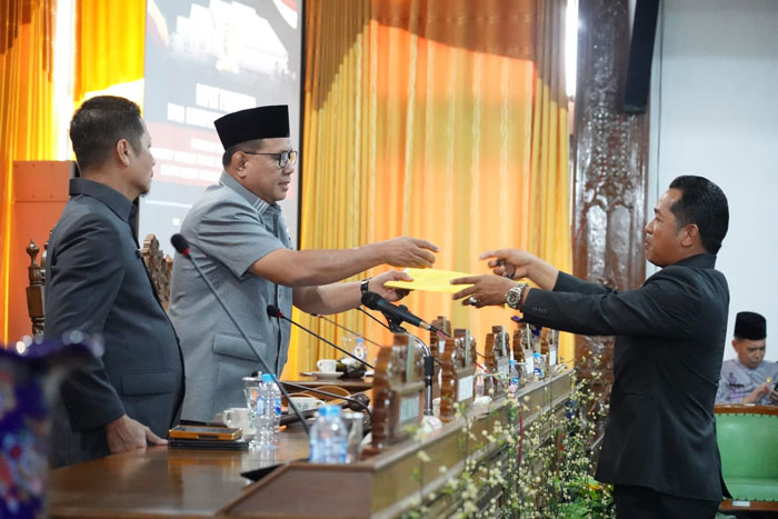 Juru bicara Fraksi Golkar Radiansyah menyerahkan pandangan umum fraksi dalam rapat paripurna DPRD Kuansing, Senin (4/8/2025).