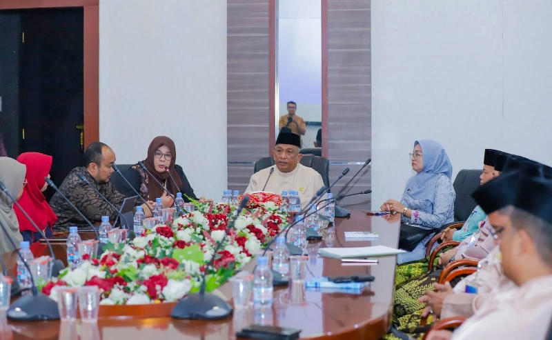 Kepala Balai P3KP Sumatra III Yenni Sofyan Mora didampingi Bupati Rohul Anton memberikan sambutan sekaligus menyerahkan SK Penetapan lokasi Peningkatan Kualitas Sanitasi Rumah dan Permukiman Kumuh.